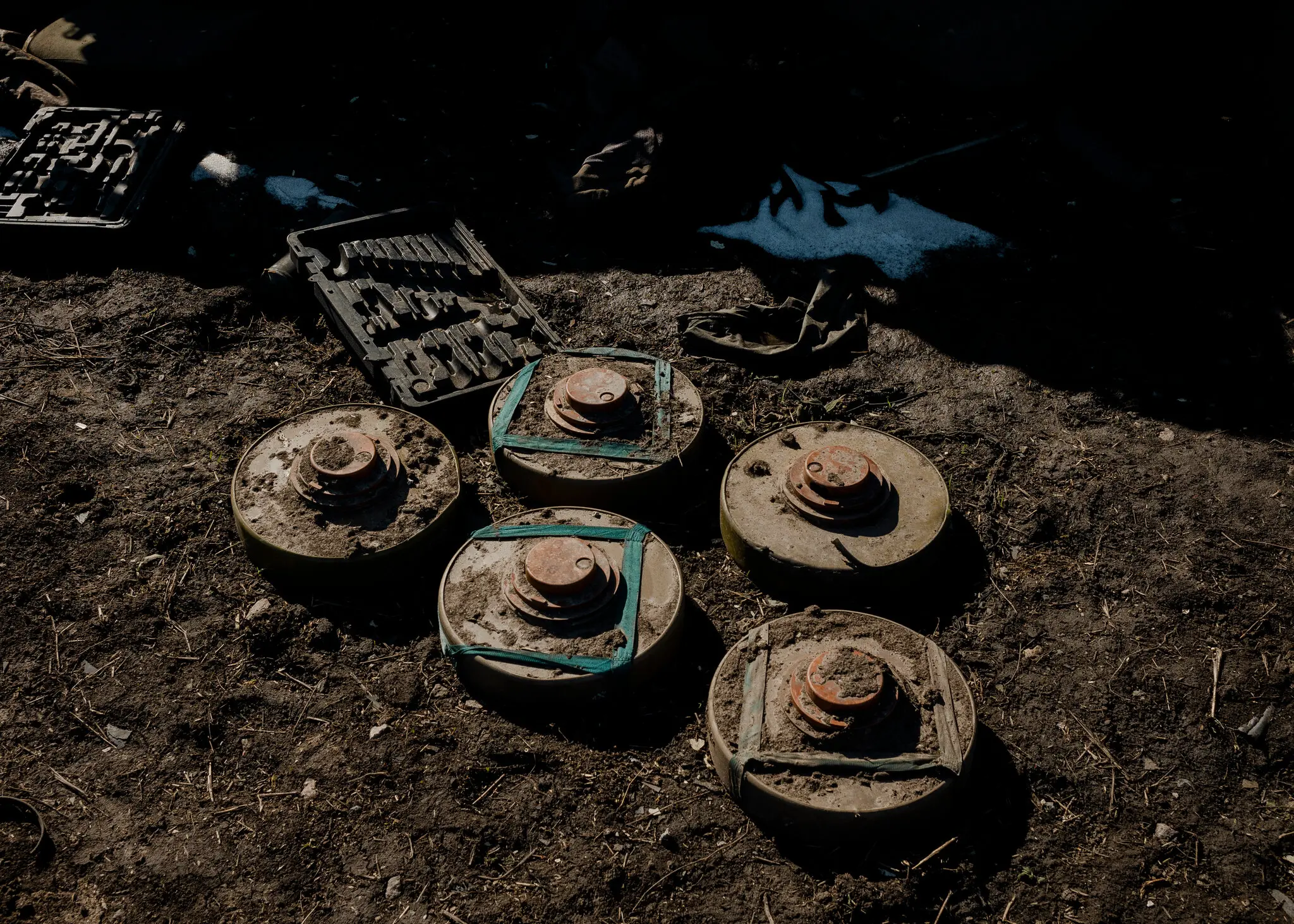 Дорога, що веде до Черкаського Порічного, була всіяна мінами та нерозірваними безпілотниками.